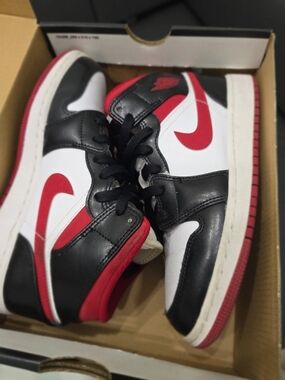 Nike Air Jordan 1 Mid GS White Gym Red Black Size 4Y w/ Box